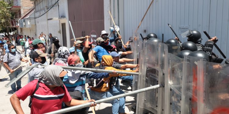 Enfrentamiento entre CETEG y Guardia Nacional en Chilpancingo por demanda de derogación de la Ley del ISSSTE