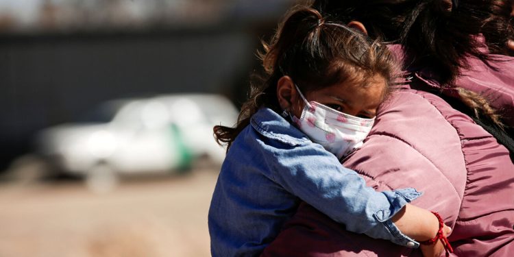Entre flores, ausencias y lucha: el verdadero rostro del Día de las Madres en México