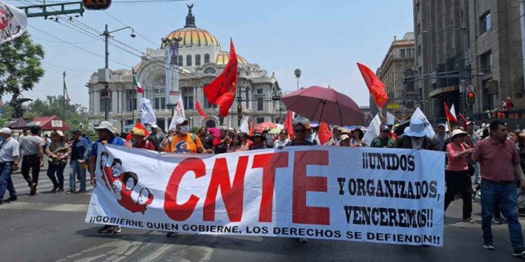 Sheinbaum anuncia aumento salarial y una semana extra de vacaciones para maestros; la CNTE responde con protestas