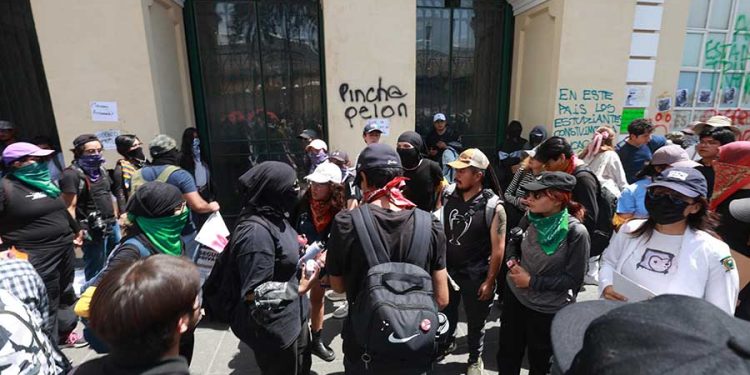 Estudiantes de la UAEMéx provocan renuncia del rector y suspensión del proceso electoral