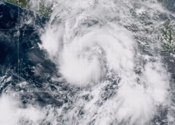 Emiten advertencia de huracán al este de Acapulco por fortalecimiento de la tormenta tropical Erick