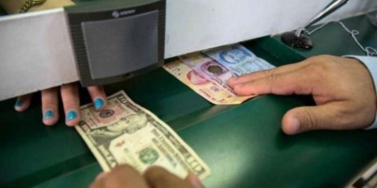 Se desploman las remesas a México: registran su peor caída en más de una década